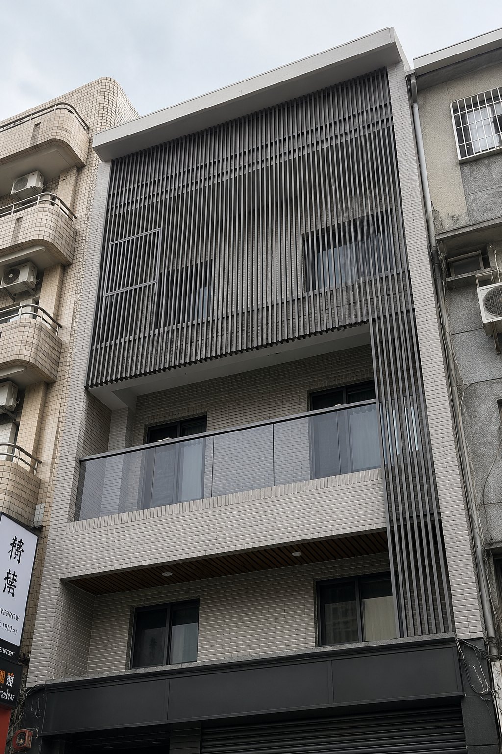 高雄大寮區服務｜住宅外牆長排直條格柵
