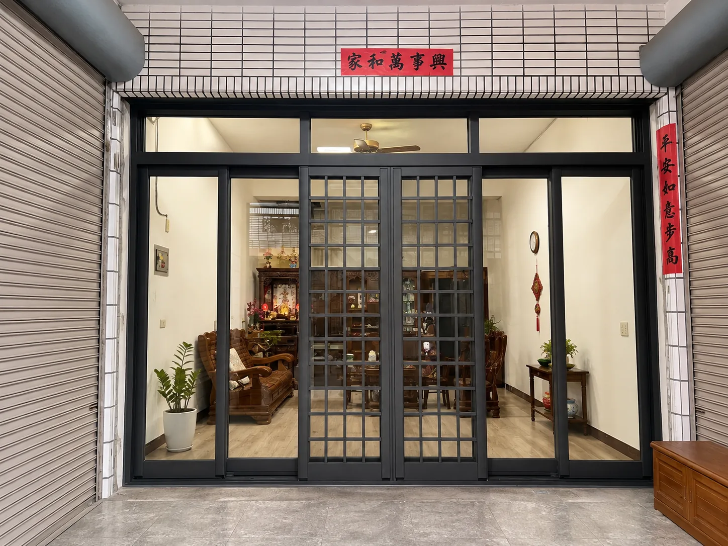 高雄鳳山區服務｜店面黑框格狀入口門窗
