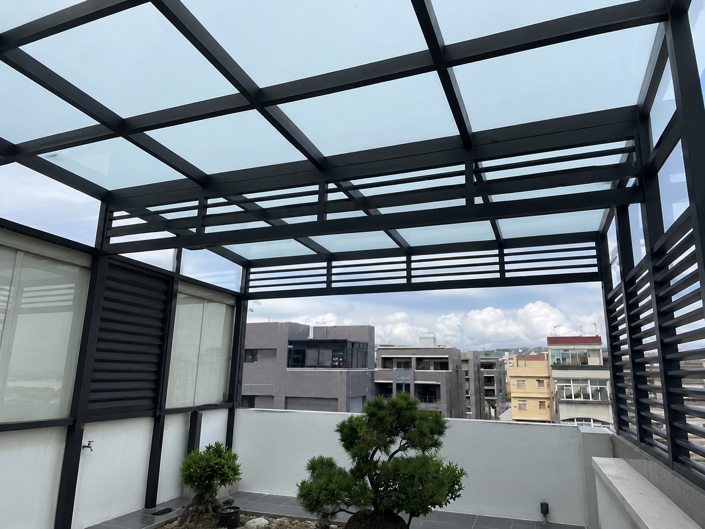 高雄鼓山區服務｜頂樓露台採光罩與側邊格柵