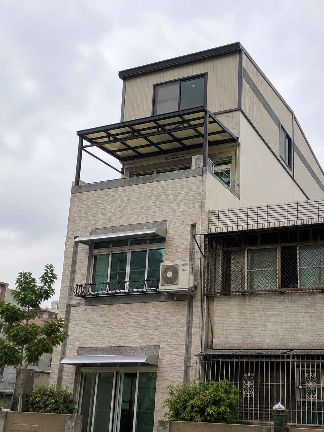 高雄林園區服務｜透天頂樓鐵皮屋與外伸雨棚