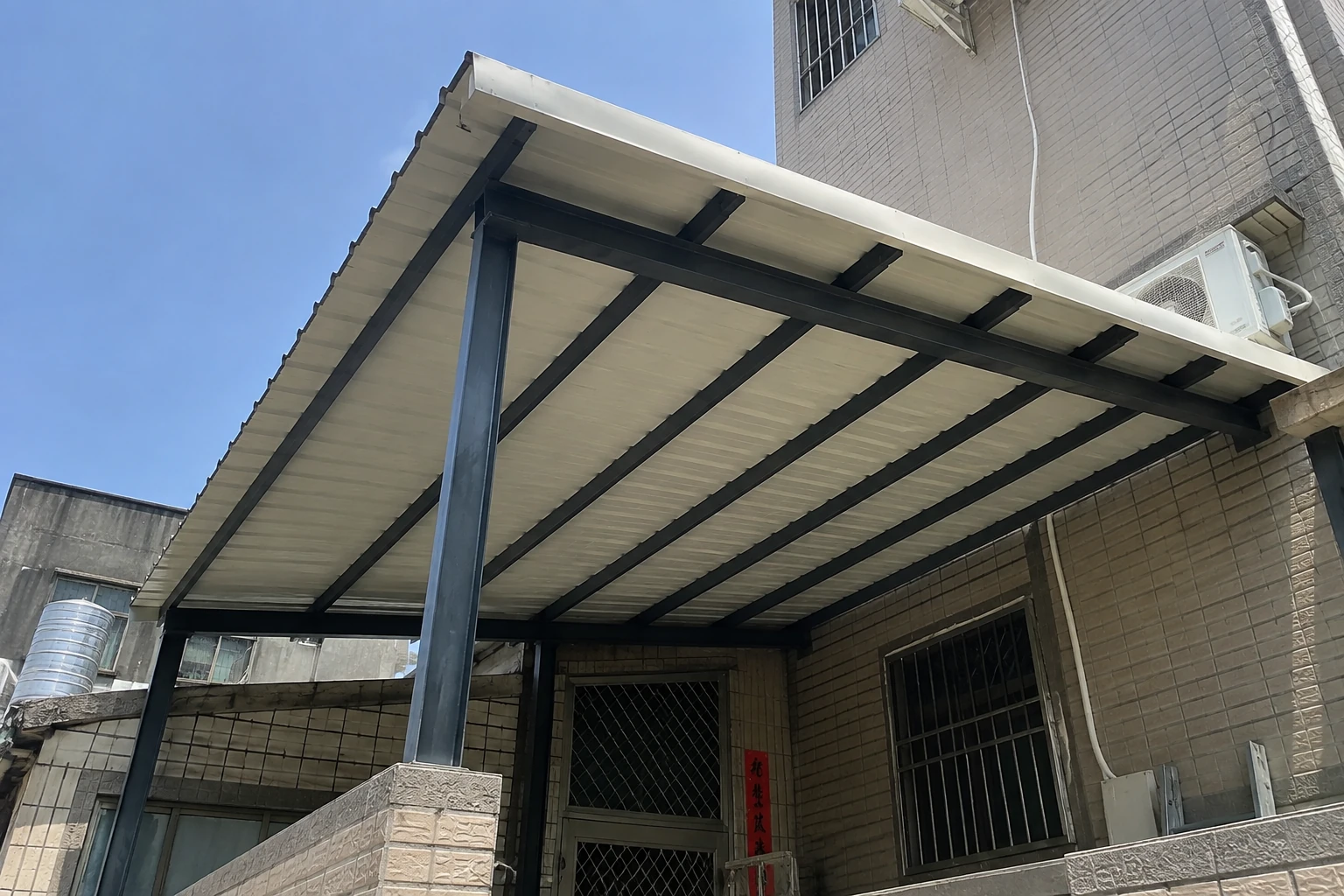高雄楠梓區服務｜紅磚住宅黑框遮雨棚