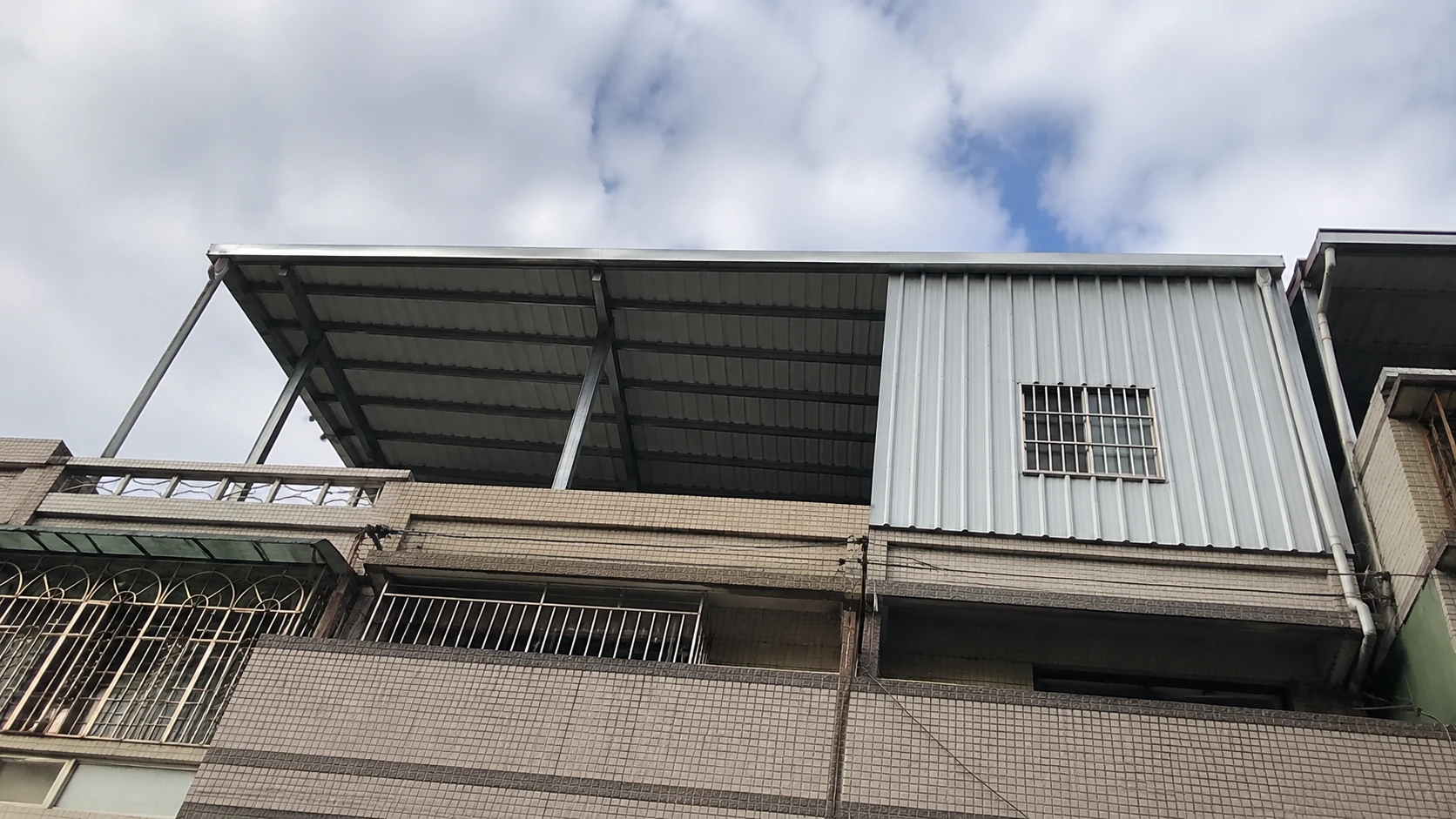 高雄鳥松區服務｜頂樓白色鐵皮屋與開放式露台屋頂