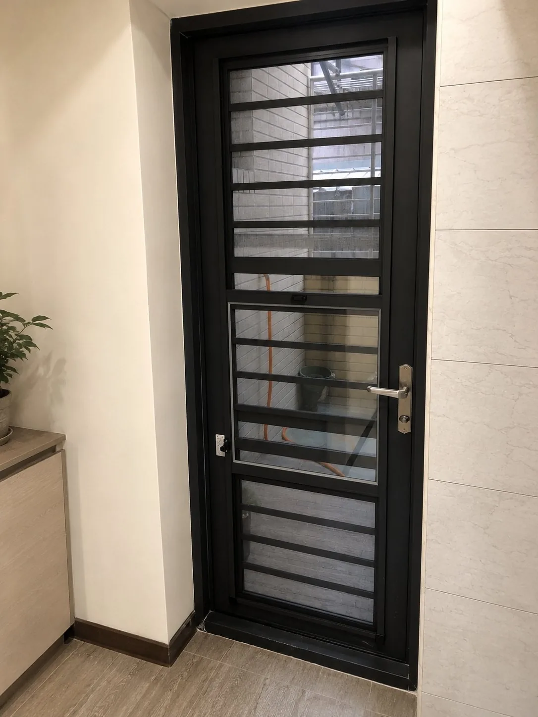 高雄前金區服務｜室內深色橫格通風門