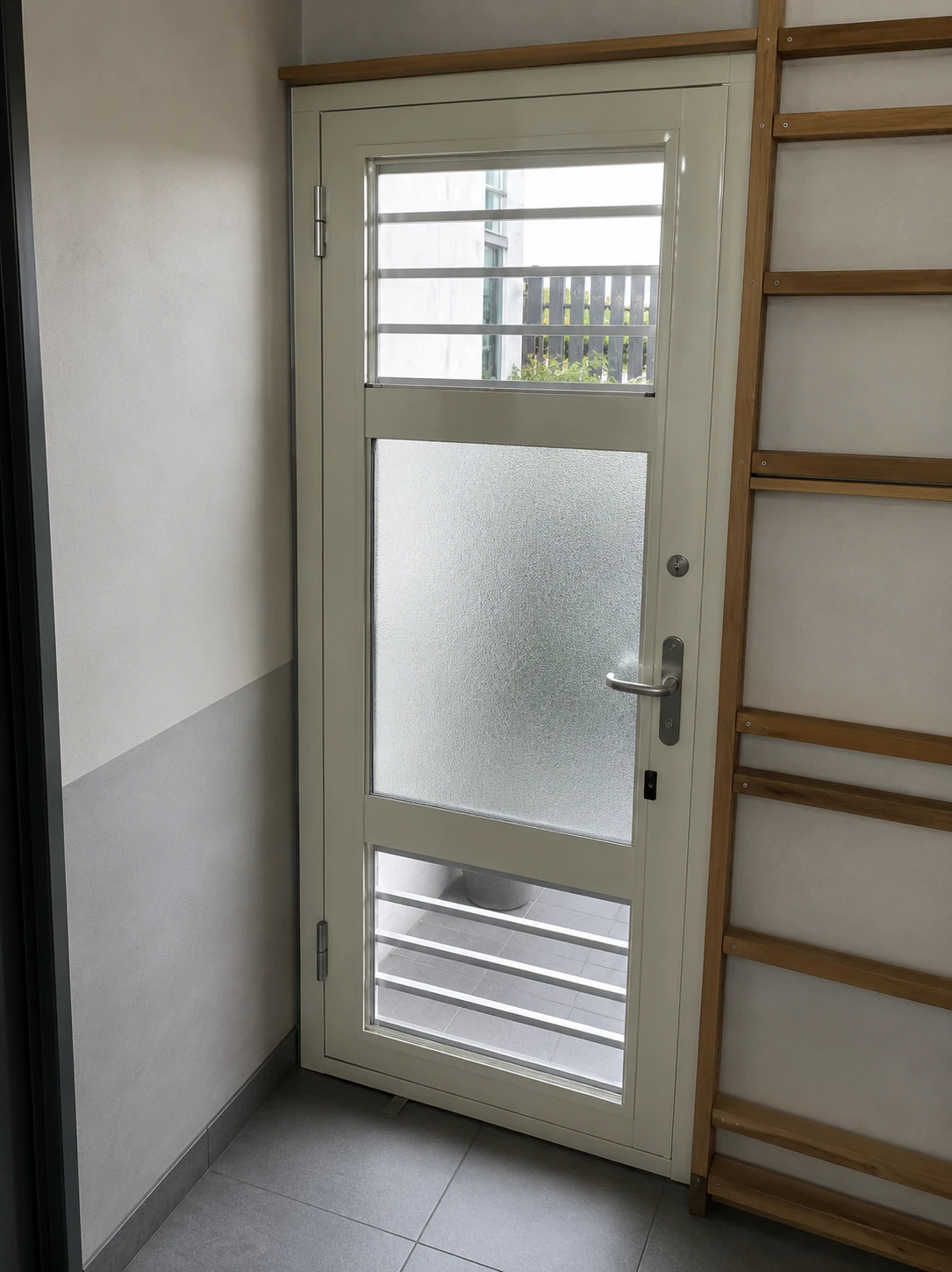 高雄大社區服務｜室內白色通風門與霧面門板