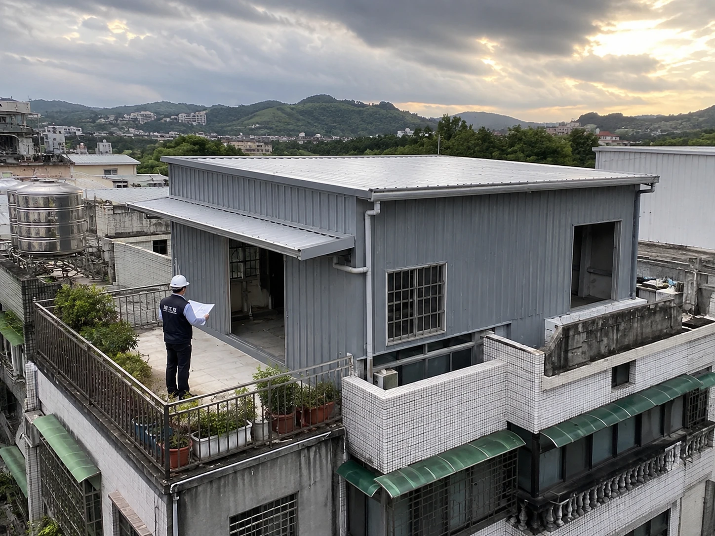 高雄三民區服務｜灰色頂樓鐵皮屋與入口雨棚
