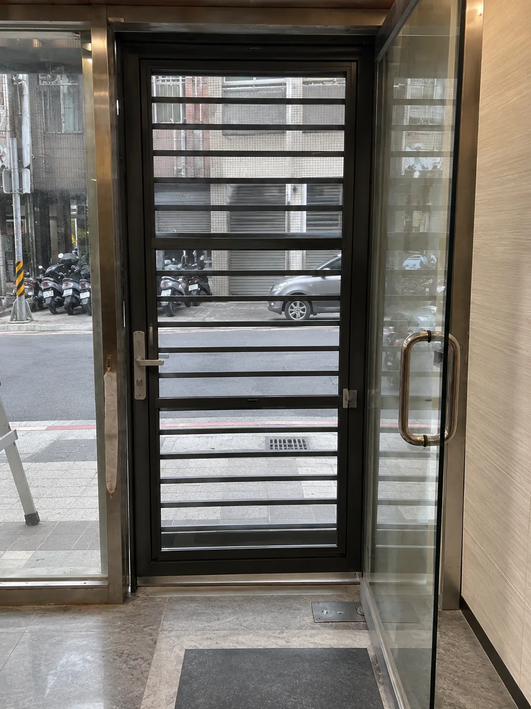 高雄仁武區服務｜店門內側深色橫格通風門