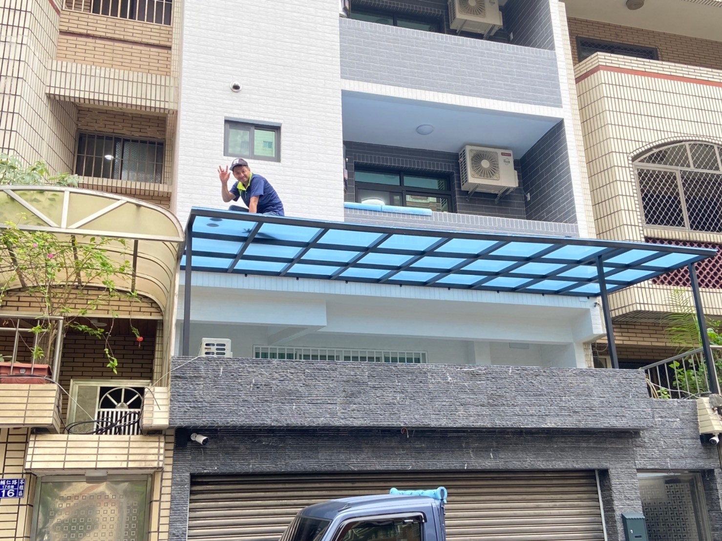 高雄小港區服務｜住宅前陽台藍色採光罩