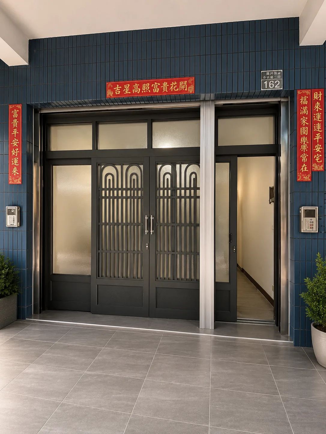 高雄小港區服務｜深色格柵雙開入口門