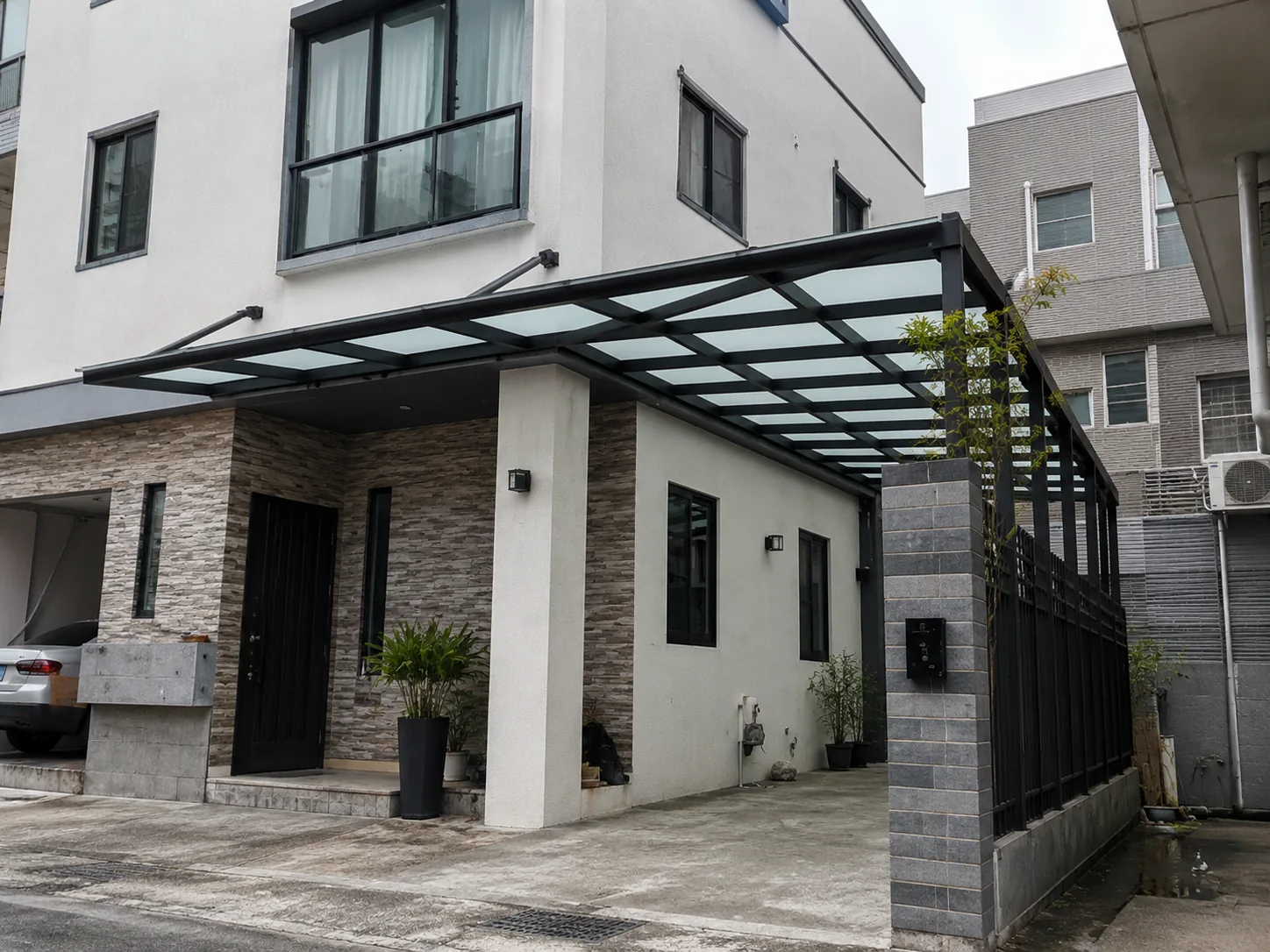 高雄鹽埕區服務｜住宅轉角門口黑框採光罩