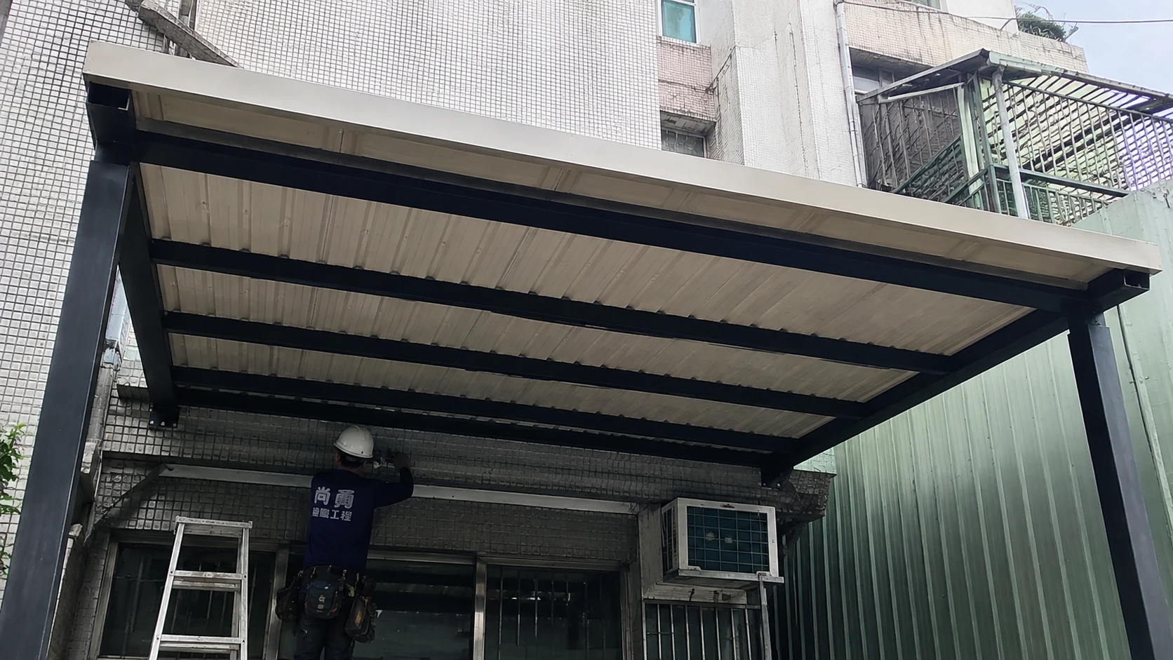 高雄左營區服務｜住宅門前黑色骨架遮雨棚
