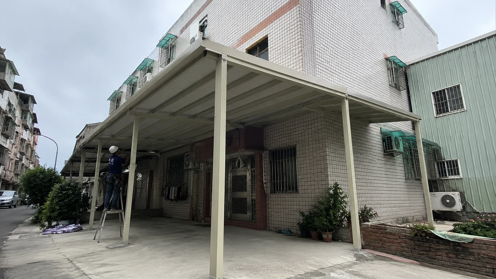 高雄鳳山住宅鐵皮遮雨棚｜延伸戶外遮雨空間，兼顧採光與排水｜安家鋁門窗工程