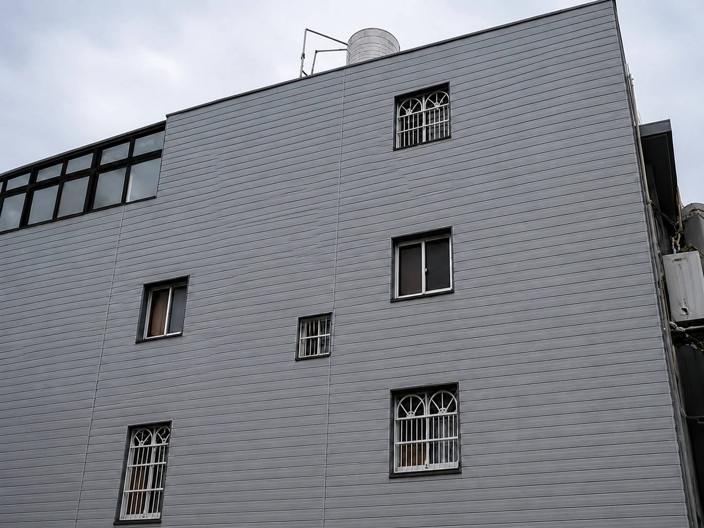 高雄三民外牆鐵衣施工｜老舊外牆加裝浪板，提升防雨與整體外觀｜安家鋁門窗工程