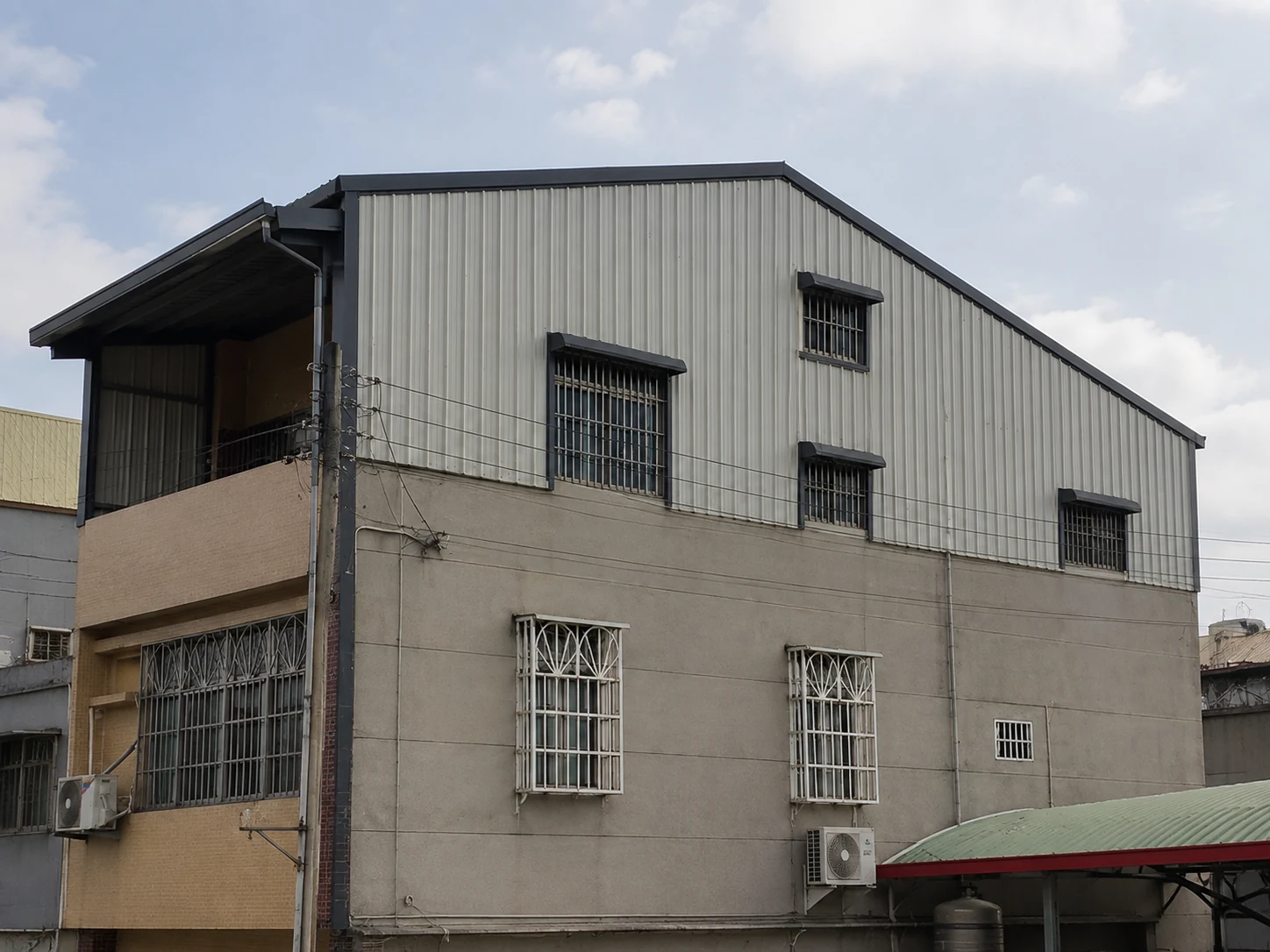 高雄鼓山頂樓鐵皮屋外牆｜浪板包覆搭配窗戶開口，兼顧防護與通風｜安家鋁門窗工程