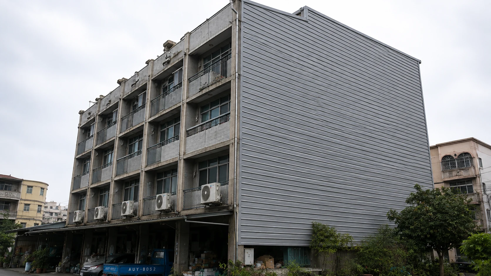 高雄左營大樓外牆鐵衣工程｜大面積浪板包覆，降低牆面日曬雨淋｜安家鋁門窗工程