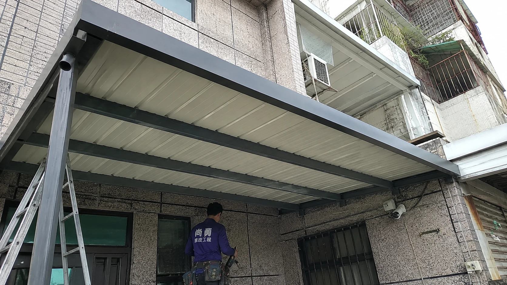 高雄苓雅透天鐵皮遮雨棚｜重新整理骨架與屋面，改善門前淋雨問題｜安家鋁門窗工程