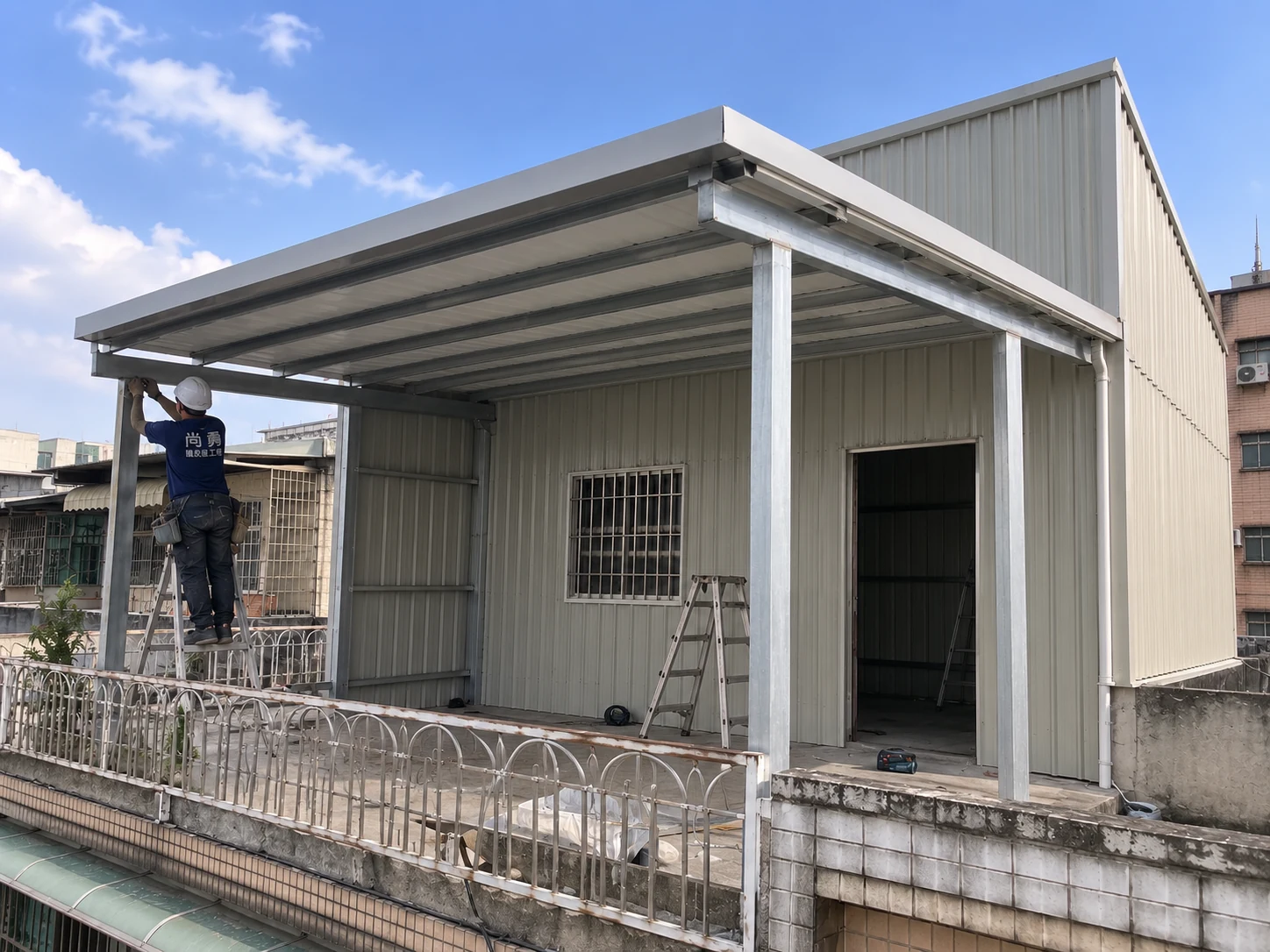 高雄前鎮頂樓鐵皮屋工程｜完成屋頂浪板與收邊，強化遮陽防雨效果｜安家鋁門窗工程
