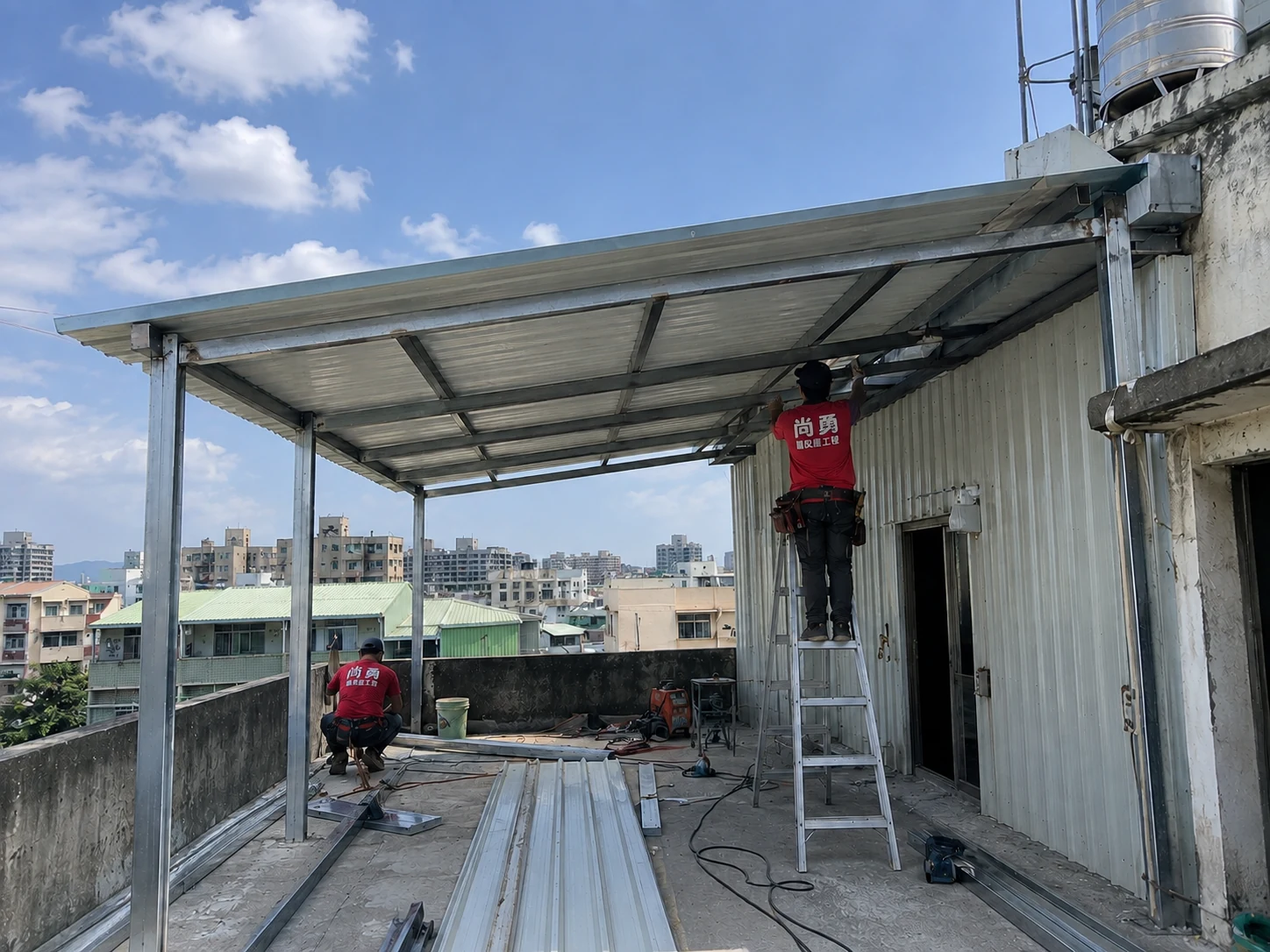 高雄小港頂樓鐵皮屋加蓋｜鋼構骨架搭配浪板施工，增加實用遮蔽空間｜安家鋁門窗工程