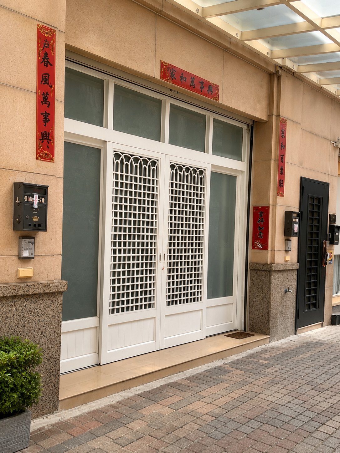 高雄白色店面落地門窗施工