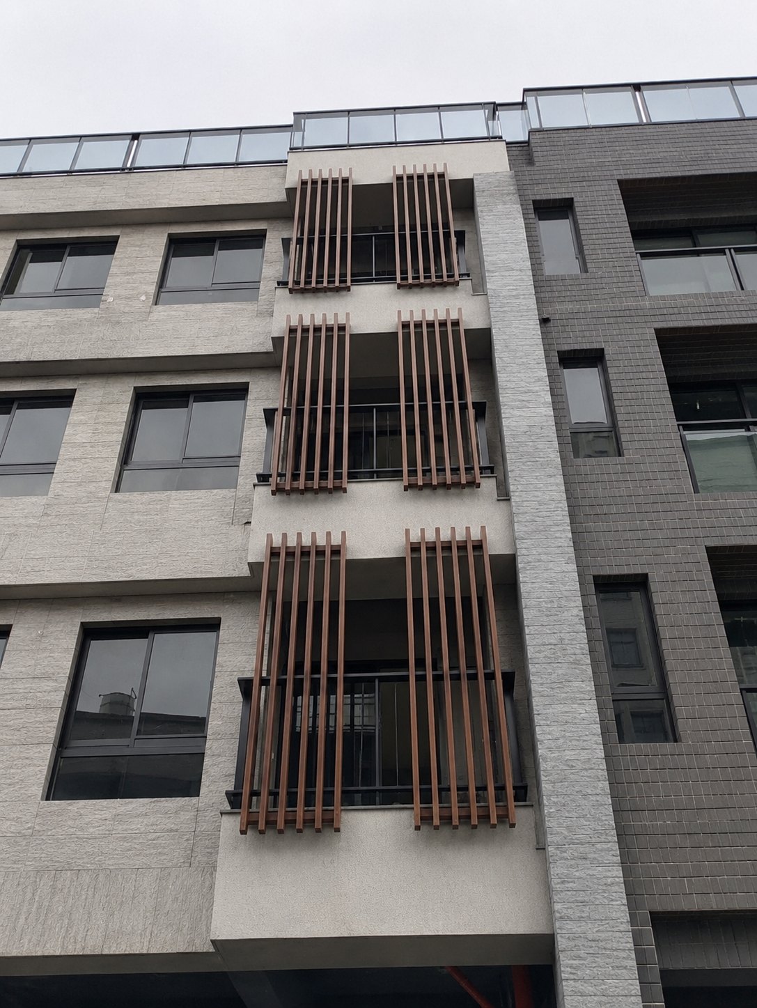 安家鋁門窗工程施工案例參考｜高雄苓雅透天住宅木紋格柵圍欄工程